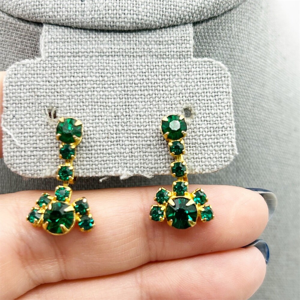 Vintage Emerald Green Rhinestone Drop Dangle Screw Back Earrings Gold Tone 1"